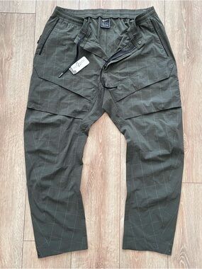 Nike Tech Men's Olive Green Utility Cargo Pants (USED)
